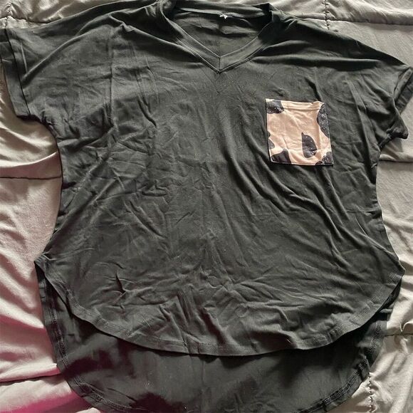 Women’s 1XL Black V-Neck T-Shirt with Printed Pocket Graphic Print - Picture 1 of 3
